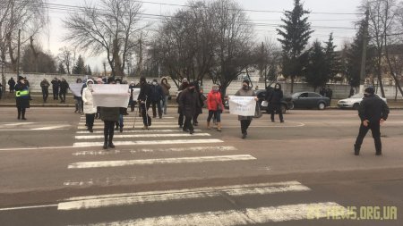 Мешканці багатоповерхівок на вулиці Героїв Десантників знову вийшли на протест