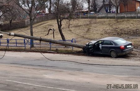 У центрі Житомира легковик зніс електроопору