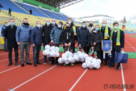 На оновленому центральному стадіоні після 16 років перерви ФК «Полісся» зіграв з херсонським «Кристалом»
