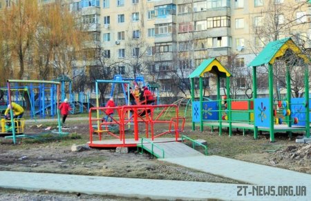 У Житомирі 5-річна дівчинка застрягла в каруселі