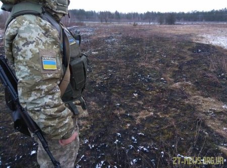 На Житомирщині прикордонники затримали чоловіків, які підпалювали суху траву