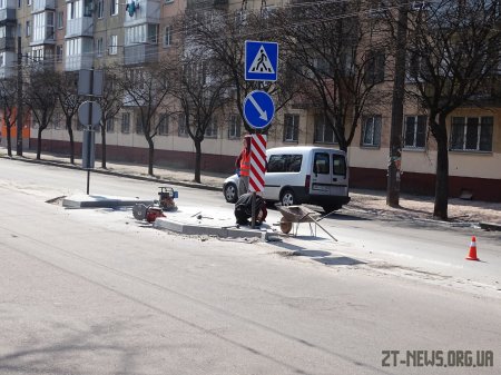 Поблизу житомирської школи №8 тривають роботи з будівництва пішохідного переходу з острівцем безпеки