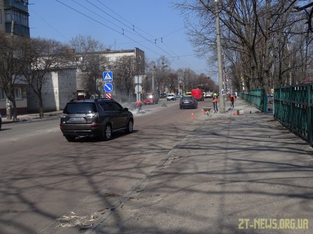 Поблизу житомирської школи №8 тривають роботи з будівництва пішохідного переходу з острівцем безпеки