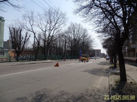 Поблизу житомирської школи №8 тривають роботи з будівництва пішохідного переходу з острівцем безпеки