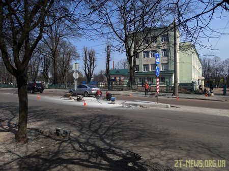 Поблизу житомирської школи №8 тривають роботи з будівництва пішохідного переходу з острівцем безпеки