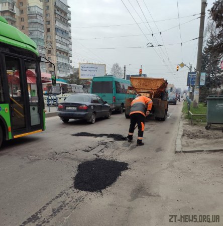 У Житомирі комунальники взялися за ліквідацію аварійних вибоїн