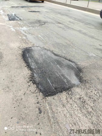 У Житомирі комунальники взялися за ліквідацію аварійних вибоїн