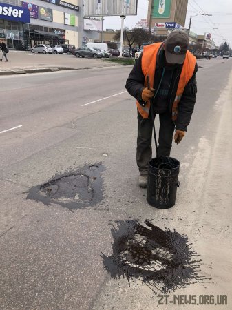 У Житомирі комунальники взялися за ліквідацію аварійних вибоїн