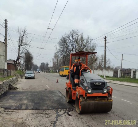 У Житомирі комунальники взялися за ліквідацію аварійних вибоїн