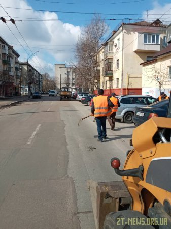 У Житомирі комунальники взялися за ліквідацію аварійних вибоїн