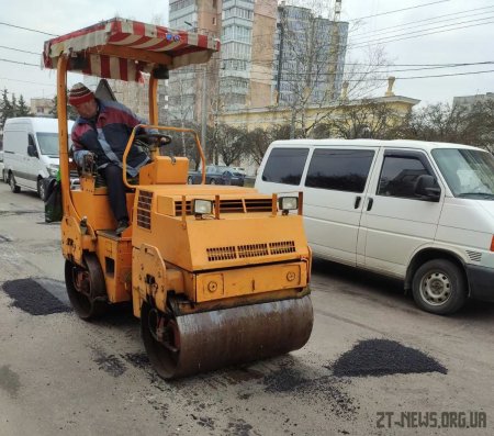 У Житомирі комунальники взялися за ліквідацію аварійних вибоїн