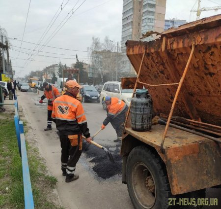 У Житомирі комунальники взялися за ліквідацію аварійних вибоїн