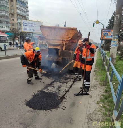 У Житомирі комунальники взялися за ліквідацію аварійних вибоїн