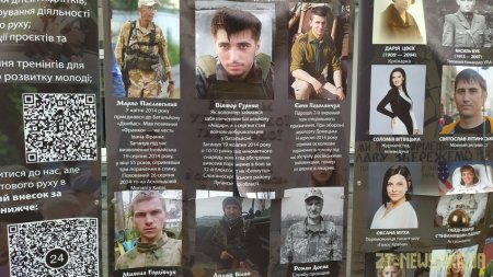 На Михайлівській двоє хлопців порізали плакати вуличної виставки пластунів