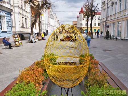 Вулицю Михайлівську прикрашають до Великодня