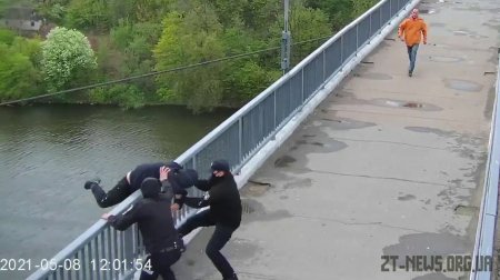 У Житомирі поліцейські зупинили чоловіка, який намагався стрибнути з мосту
