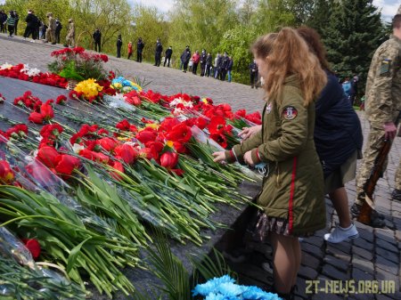 У День перемоги житомиряни поклали квіти до пам’ятного знаку Перемоги та Монументу Слави