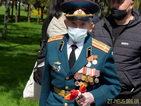 У День перемоги житомиряни поклали квіти до пам’ятного знаку Перемоги та Монументу Слави