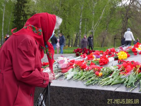 У День перемоги житомиряни поклали квіти до пам’ятного знаку Перемоги та Монументу Слави