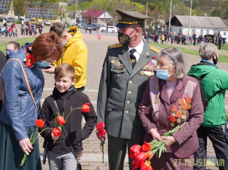 У День перемоги житомиряни поклали квіти до пам’ятного знаку Перемоги та Монументу Слави
