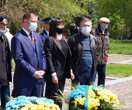 У День перемоги житомиряни поклали квіти до пам’ятного знаку Перемоги та Монументу Слави