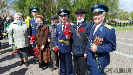 У День перемоги житомиряни поклали квіти до пам’ятного знаку Перемоги та Монументу Слави