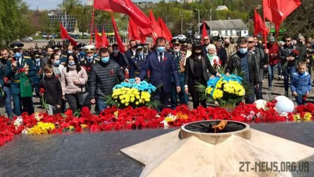У День перемоги житомиряни поклали квіти до пам’ятного знаку Перемоги та Монументу Слави