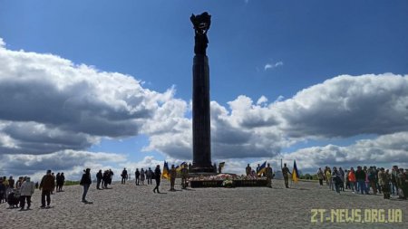 У День перемоги житомиряни поклали квіти до пам’ятного знаку Перемоги та Монументу Слави