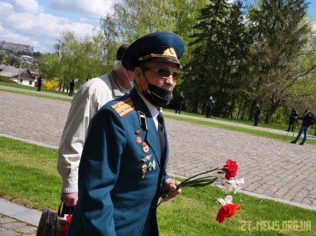 У День перемоги житомиряни поклали квіти до пам’ятного знаку Перемоги та Монументу Слави