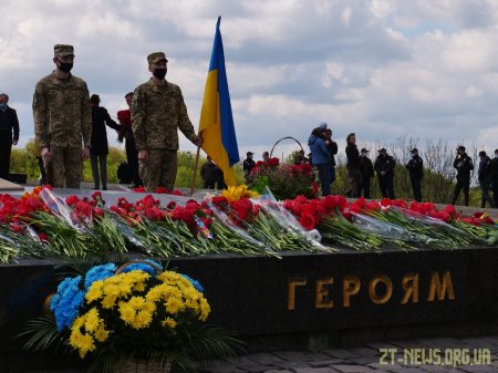 У День перемоги житомиряни поклали квіти до пам’ятного знаку Перемоги та Монументу Слави