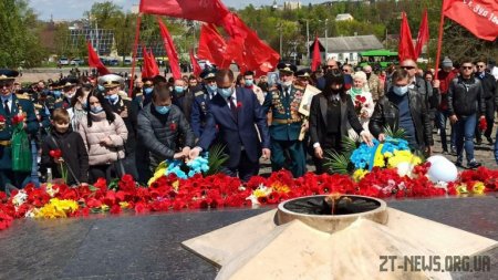 У День перемоги житомиряни поклали квіти до пам’ятного знаку Перемоги та Монументу Слави