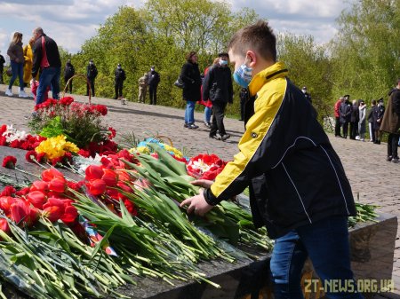 У День перемоги житомиряни поклали квіти до пам’ятного знаку Перемоги та Монументу Слави