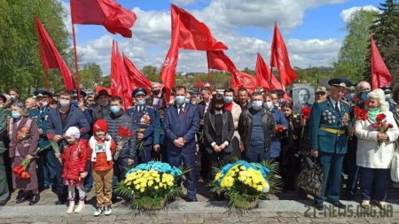 У День перемоги житомиряни поклали квіти до пам’ятного знаку Перемоги та Монументу Слави