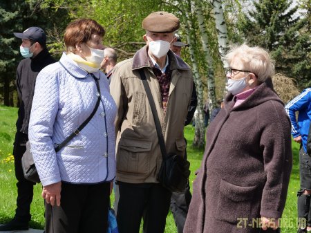 У День перемоги житомиряни поклали квіти до пам’ятного знаку Перемоги та Монументу Слави