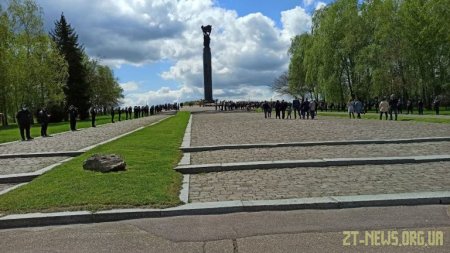 У День перемоги житомиряни поклали квіти до пам’ятного знаку Перемоги та Монументу Слави