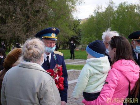 У День перемоги житомиряни поклали квіти до пам’ятного знаку Перемоги та Монументу Слави