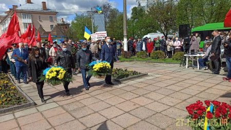 У День перемоги житомиряни поклали квіти до пам’ятного знаку Перемоги та Монументу Слави