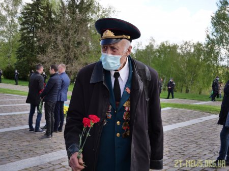 У День перемоги житомиряни поклали квіти до пам’ятного знаку Перемоги та Монументу Слави