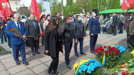 У День перемоги житомиряни поклали квіти до пам’ятного знаку Перемоги та Монументу Слави