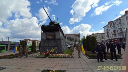 У День перемоги житомиряни поклали квіти до пам’ятного знаку Перемоги та Монументу Слави