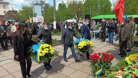 У День перемоги житомиряни поклали квіти до пам’ятного знаку Перемоги та Монументу Слави