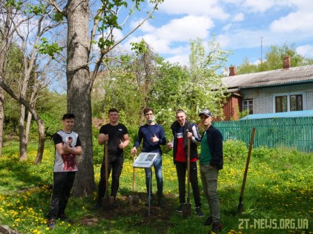 Студенти ЖДУ в міському парку встановили поблизу дерев інформаційні таблички з QR-кодами