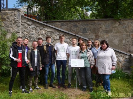 Студенти ЖДУ в міському парку встановили поблизу дерев інформаційні таблички з QR-кодами