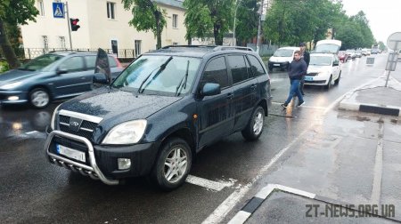 У Житомирі водій поїхав на червоне світло і збив двох людей