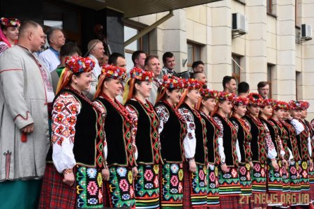 Близько 200 житомирян зібралися, щоб зробити спільне фото у вишиванках