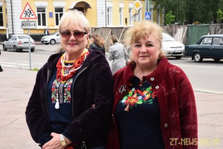 Близько 200 житомирян зібралися, щоб зробити спільне фото у вишиванках