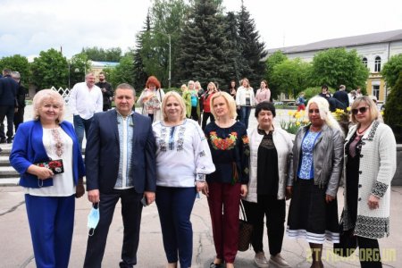 Близько 200 житомирян зібралися, щоб зробити спільне фото у вишиванках