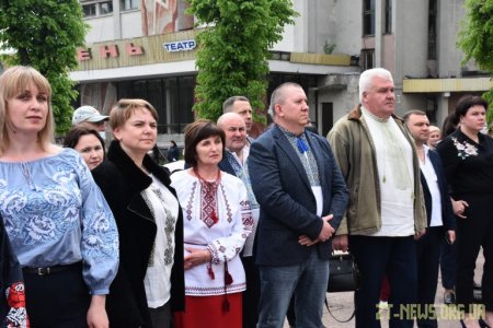 Близько 200 житомирян зібралися, щоб зробити спільне фото у вишиванках
