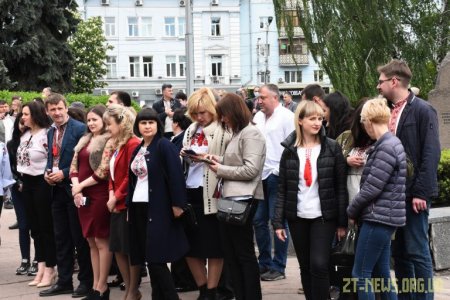 Близько 200 житомирян зібралися, щоб зробити спільне фото у вишиванках