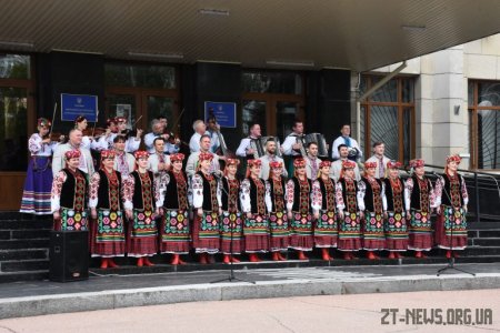 Близько 200 житомирян зібралися, щоб зробити спільне фото у вишиванках